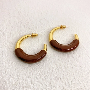 Chic C-shaped enamel earrings in gold and brown resin for a stylish modern look