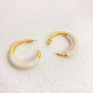 Fashionable C-shaped hoop earrings in champagne gold and cream enamel finish for women