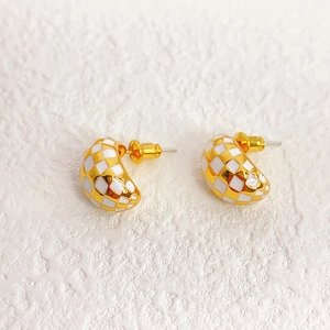 Classic C-shaped checkerboard enamel stud earrings with gold plating and S925 silver needles