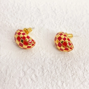 Classic C-shaped small red and gold checkered enamel earrings with S925 silver needles