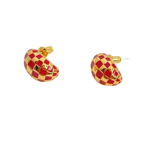 Minimalist C-shaped stud earrings featuring red and gold checkered enamel texture
