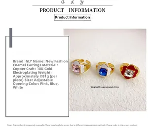 Détail d'une bague fleur en émail coloré en laiton plaqué or 18 carats et gemmes