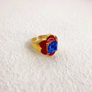 Bague vintage plaquée or 18 carats avec fleur en émail rouge et pierre bleue carrée