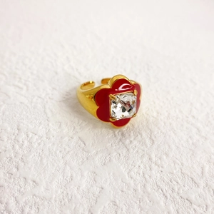 Détail de la bague plaquée or 18 carats avec fleur émaillée rouge et zircon carré