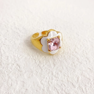 Bague en laiton plaqué or 18K avec pierre carrée rose et design floral en émail blanc