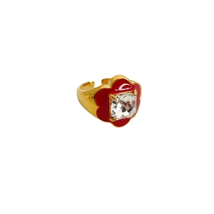 Bague en laiton plaqué or 18 carats avec fleur en émail rouge et cristal carré serti