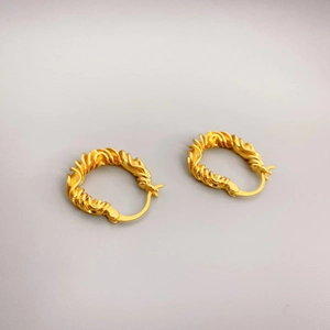 Orecchini a cerchio ritorti in ottone placcato oro 18K stile croissant per donna alla moda