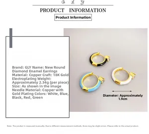 Vue détaillée des boucles d'oreilles émaillées avec placage d'or 18 carats et diamètre 1,9 cm