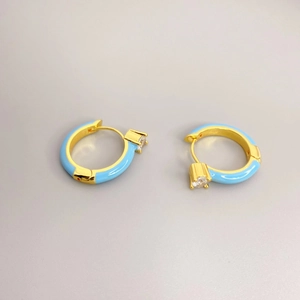 Boucles d'oreilles créoles dorées avec émail bleu clair et pierre de zircone ronde