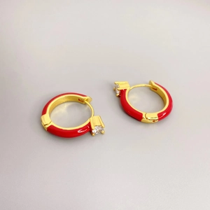 Créoles chic plaquées or 18 carats avec émail rouge et oxyde de zirconium brillant