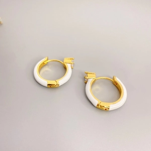 Créoles en plaqué or 18 carats avec émail blanc et détail en pierre de zircon carrée