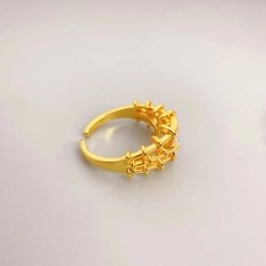 Elegant adjustable gold ring featuring a square gem and hollow fence-like structure