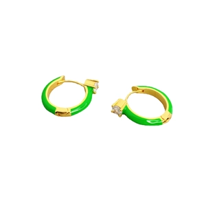 Boucles d'oreilles créoles dorées 18K avec émail vert et pierre de zircon brillante