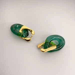 Boucles d'oreilles dorées en forme de U avec pendentifs en résine vert foncé translucide