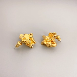 Unregelmäßige goldene Ohrringe mit 18K-Vergoldung und einzigartigen Lavawellen-Strukturen