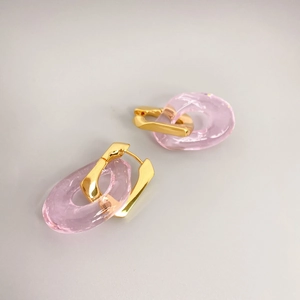 Boucles d'oreilles en U dorées avec pendentifs ovales en résine rose translucide