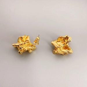 Irreguläre 18K vergoldete Messing-Ohrstecker mit Lavatextur und S925 Silberstiften
