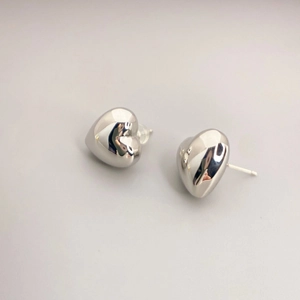 Polished S925 silver heart stud earrings with minimalist glossy finish for women