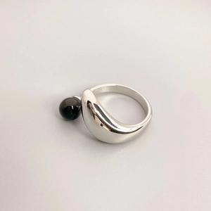 Moderner verstellbarer Silberring mit poliertem Finish und schwarzem Onyx-Stein besetzt