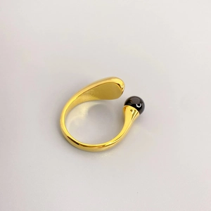 Minimalistischer verstellbarer Ring 18K Gold mit schwarzem Onyx und poliertem Tropfen