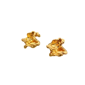 Moderne unregelmäßige Ohrstecker mit 18K Goldbeschichtung in organischer, flüssiger Form