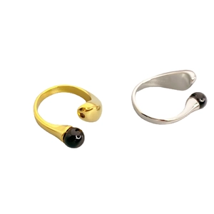 Minimalistische verstellbare Ringe in Gold und Silber mit polierter schwarzer Onyxperle