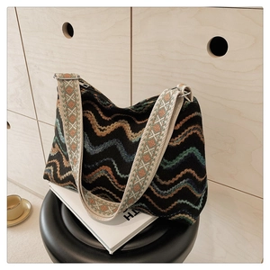 Détail du sac hobo bohème avec texture jacquard à vagues et large bandoulière