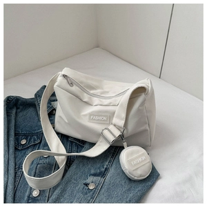 Détail de sac cabas blanc minimaliste avec une petite pochette ronde assortie