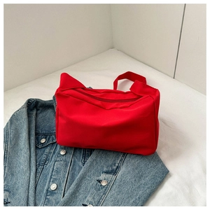 Détail du cabas rouge avec oreilles de chat montrant la toile et la fermeture éclair