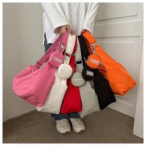 Ensemble de sacs cabas en six couleurs avec porte-monnaie ronds assortis et détails