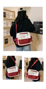 Détail du sac messager en toile rouge et blanc avec bandoulière réglable et poche avant