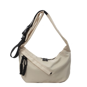 Minimalistische beige Nylon-Halbmond-Umhängetasche mit verstellbarem schwarzem Gurt