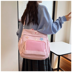 Borsa di tela rosa alla moda con stelle e tasca a rete vista in dettaglio sulla spalla