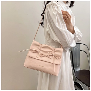 Dettaglio borsa tote rosa in morbida pelle PU con pieghe a coulisse e fiocchi eleganti