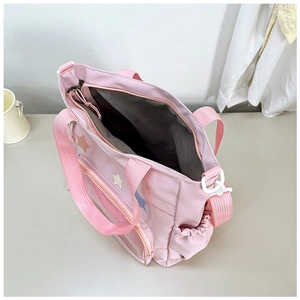 Vista dall'alto dell'interno in tela rosa con tasche multiple e toppe a stella