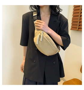 Dettaglio del marsupio in nylon kaki con cerniera in corda intrecciata e fibbia nera