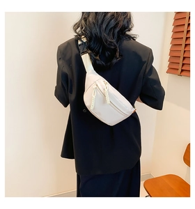 Vista posteriore della modella che indossa un marsupio minimalista in nylon beige chic