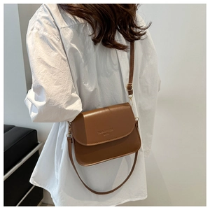 Sacoche marron en cuir avec bandoulière réglable et détails métalliques dorés