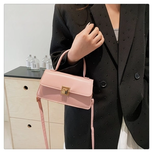 Detailansicht der rosa Ledertasche mit goldener Schnalle und verstellbarem Gurt