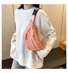 Dettaglio borsa a tracolla in nylon rosa con tirazip intrecciati e fibbia regolabile