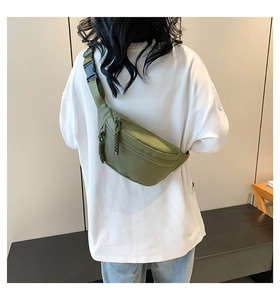 Dettaglio del marsupio in nylon verde militare con tessuto impermeabile e tracolla regolabile