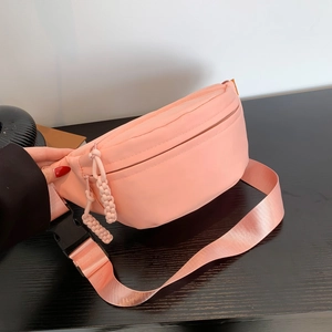 Marsupio a mezzaluna in nylon rosa con tracolla regolabile e tiretti intrecciati per donna