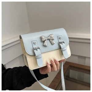 Sac bandoulière bicolore style Cambridge avec nœud argenté en bleu et blanc crème