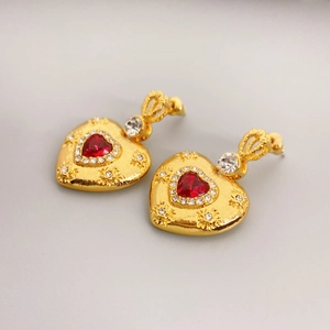 Boucles d'oreilles cœur texture lave avec pierres rouges et motifs d'étoiles dorées