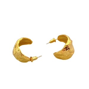 Lava-Textur 18K vergoldete Messing-C-Creolen mit minimalistischem Wellendesign für Damen