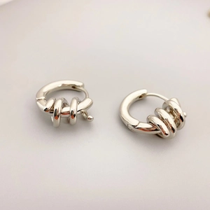 Boucles d'oreilles créoles minimalistes en argent plaqué or 18 carats avec métal entrelacé