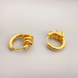 Boucles d'oreilles créoles en laiton plaqué or 18K avec design élégant de fil enroulé