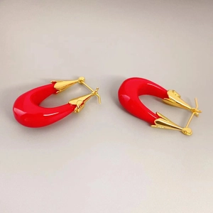 Minimalistische U-vormige rode hars oorbellen met gouden accenten in moderne stijl