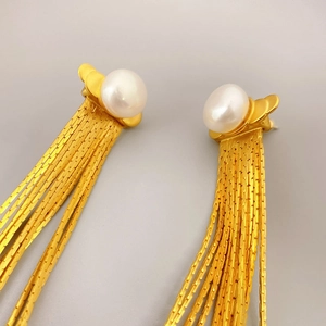 Boucles d'oreilles vintage dorées avec pompons et perles de culture en texture mate chic