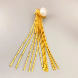 Boucles d'oreilles dorées à pampilles avec perle de culture et chaîne serpent fine